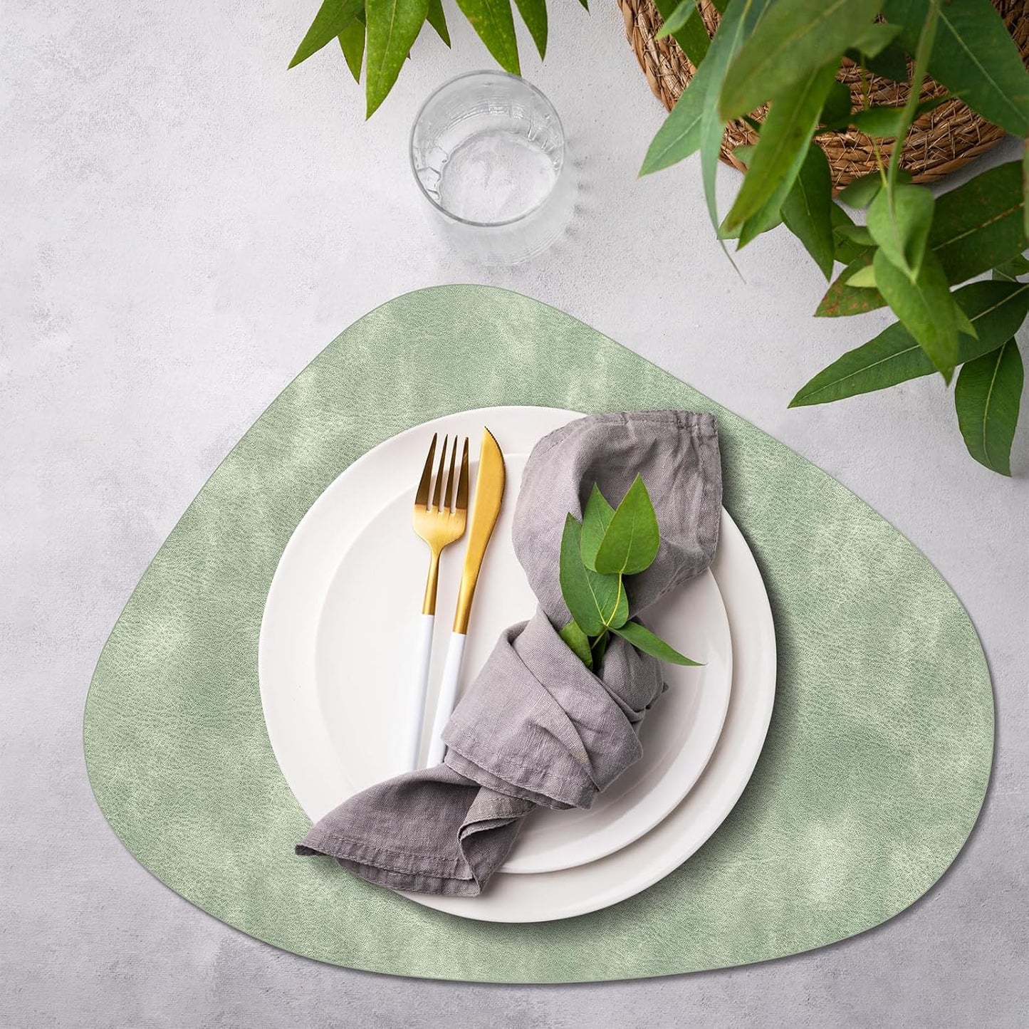 Placemats, Heat Resistant Round Placemats Set of 4 Washable 13 x 17 Inch, Waterproof Table Mats Wipeable for Kitchen, Dining Room Table Christmas Decor, Green