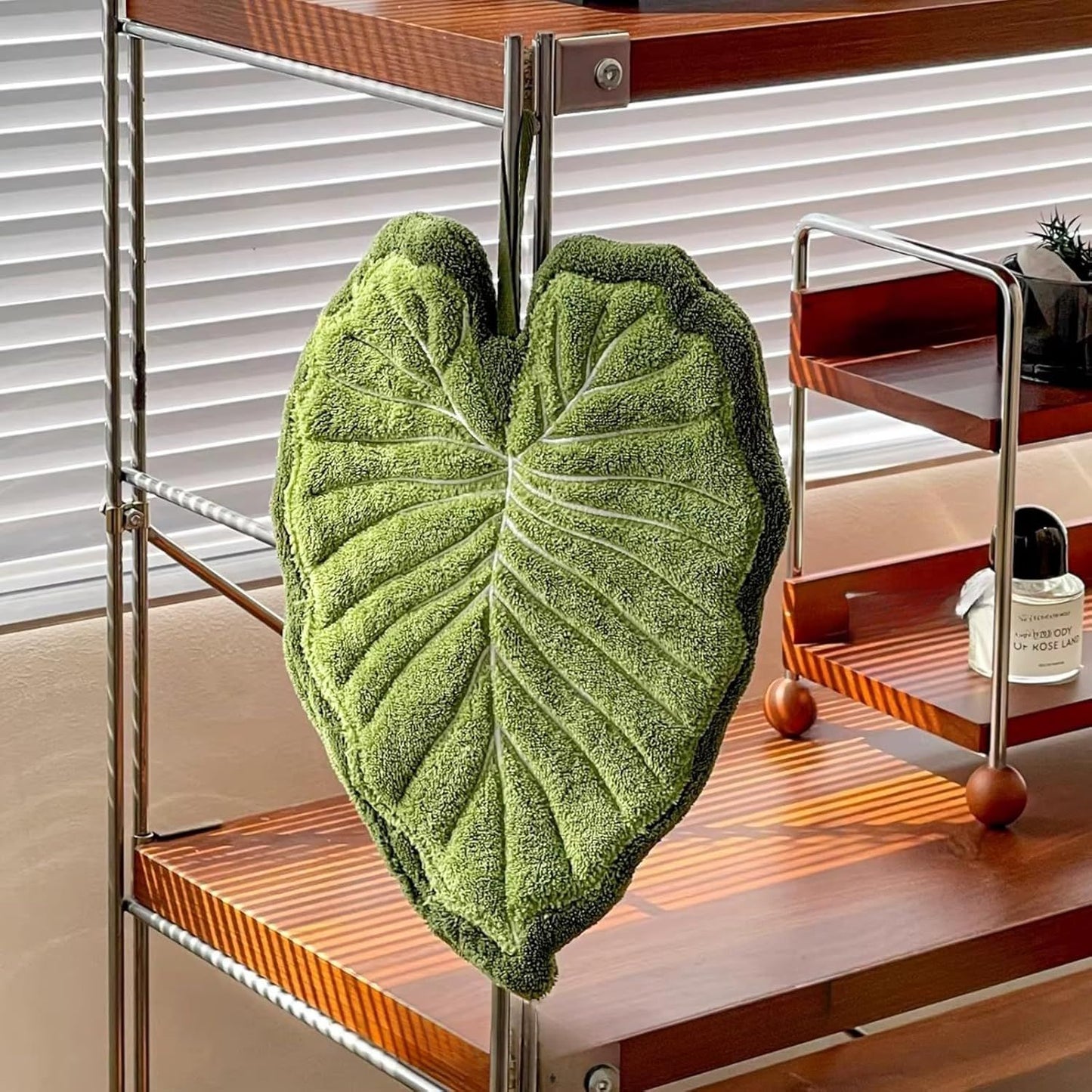2 Pcs Set Leaf Design Coral Fleece Hand Towel Soft Absorbent Towel for Kitchen, Bathroom, and Countertop Decor