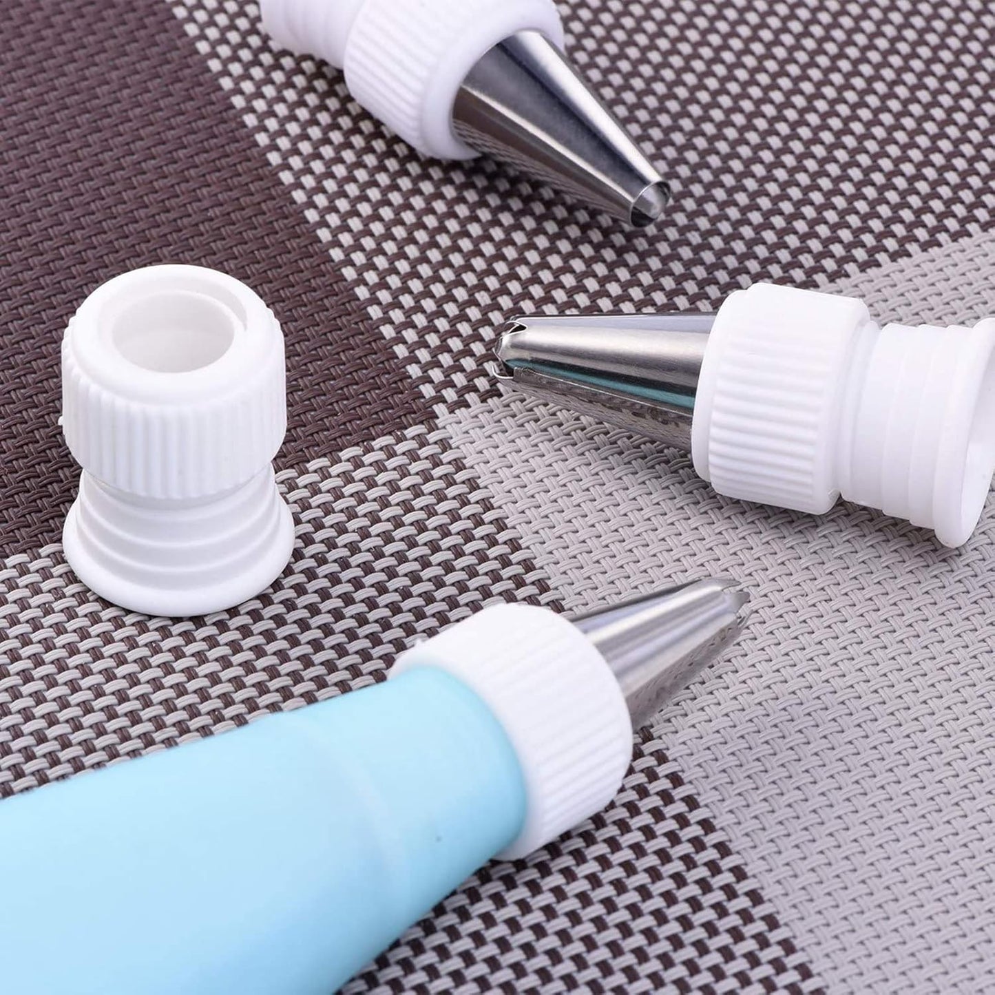 30 Pieces Coupler Piping Bag Plastic Standard Couplers Cake Decorating Pipe Tip for Frosting Icing Nozzles (1.2 x 1 Inch)