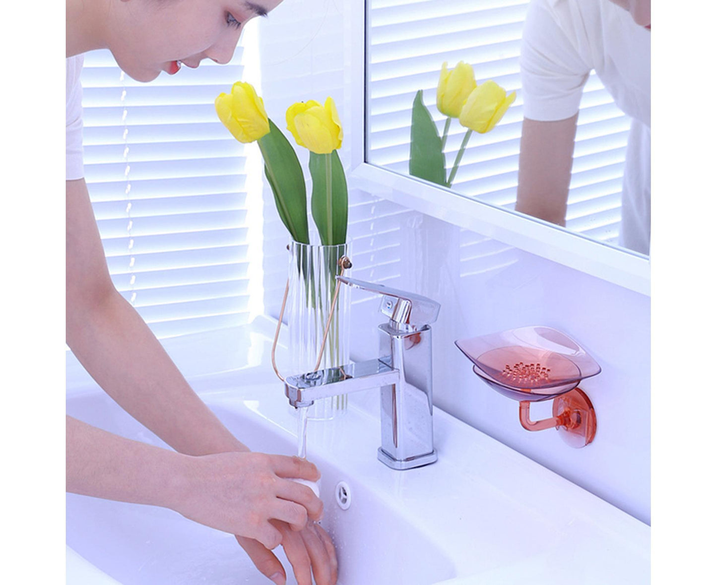 1 Set Soap Holder Wall Mounted Punch-free Self Adhesive with Draining Hole Petal Shape Bathroom Shower Soap Dish Household Supplies - Pink