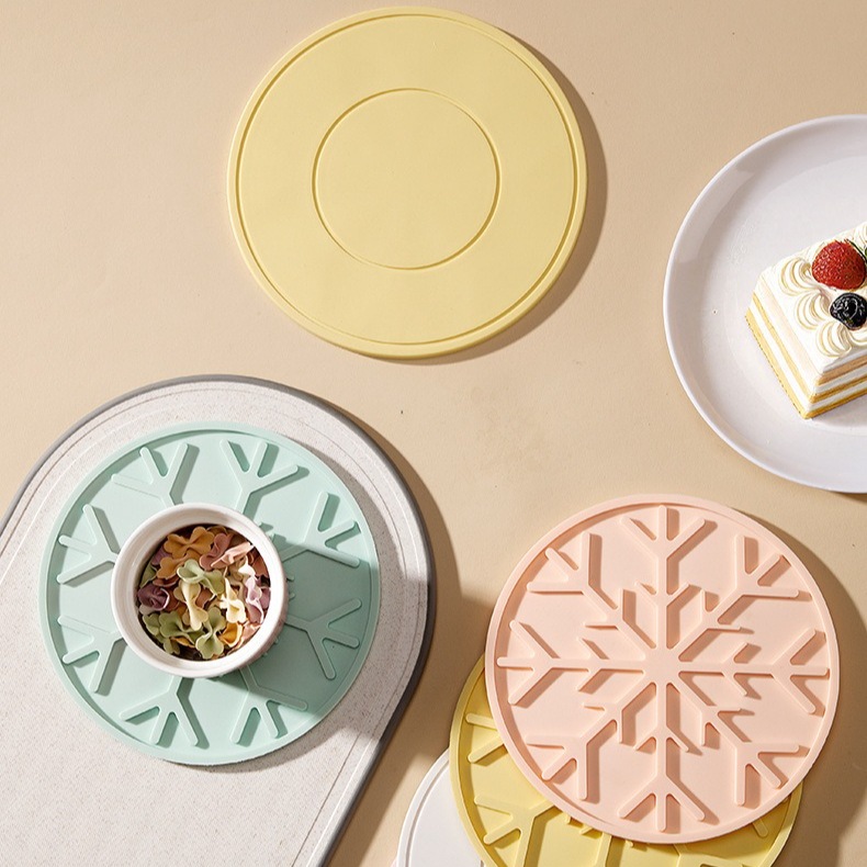 Food-Grade Silicone Heat-Resistant Trivet, 16cm Non-Slip Table Mat, Snowflake Hollow Hot Pot Coaster—White