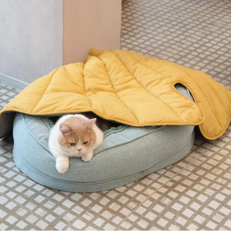 Leaf-Shaped Multi-Functional Pet Mat – Plush, Thick, and All-Season Comfort for Your Cat or Dog, Perfect as a Floor Pad, Crate Cushion, Sofa Protector, or Cozy Blanket (Orange)
