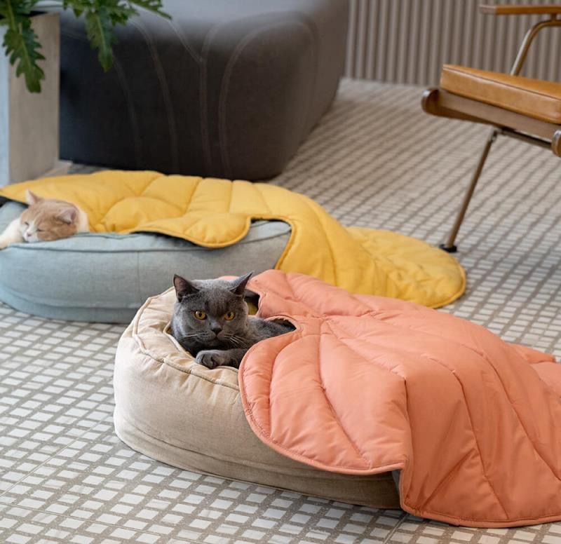 Leaf-Shaped Multi-Functional Pet Mat – Plush, Thick, and All-Season Comfort for Your Cat or Dog, Perfect as a Floor Pad, Crate Cushion, Sofa Protector, or Cozy Blanket (Orange)