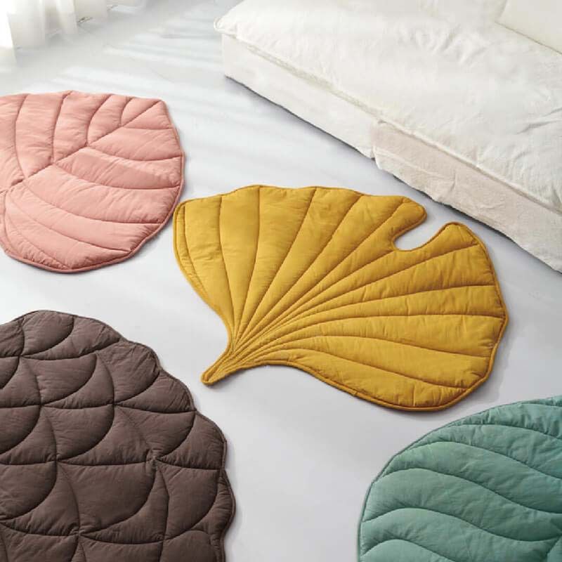 Cozy Leaf-Shaped Pet Mat for Dogs and Cats – Multi-Use Plush Sleeping Pad, Warm Blanket, and Crate Cover for All Seasons, Soft Pillowy Cushion Perfect for Resting, Napping, or Snuggling Anytime (Yellow)