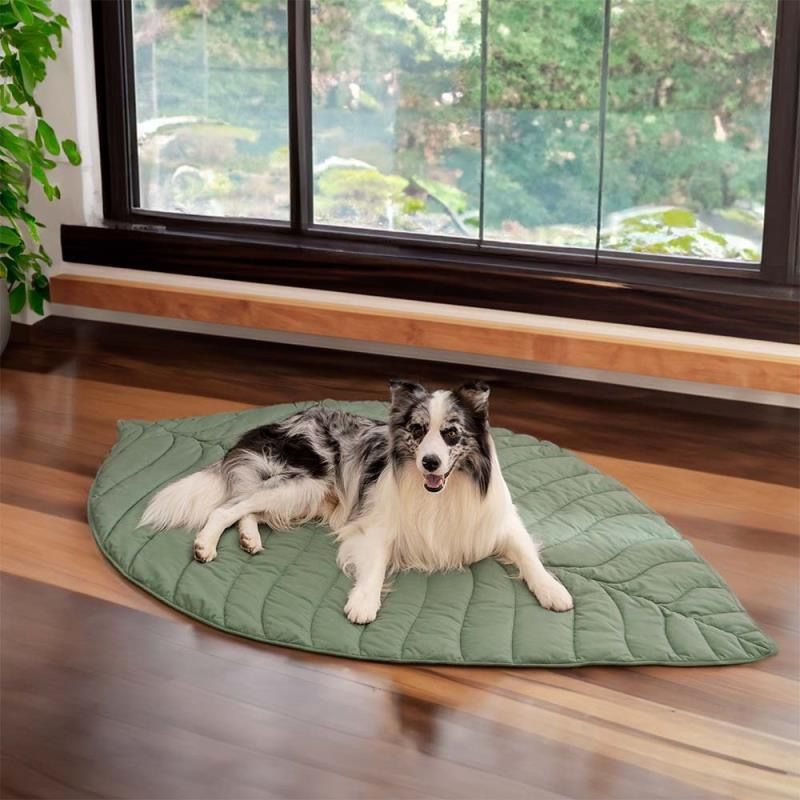 Stylish Leaf-Shaped Pet Mat, Ultra-Soft Plush Faux-Down Filled Dog & Cat Bed Topper, Cozy Foldable Crate Cushion for Year-Round Comfort, Machine Washable Floor Blanket (Green)