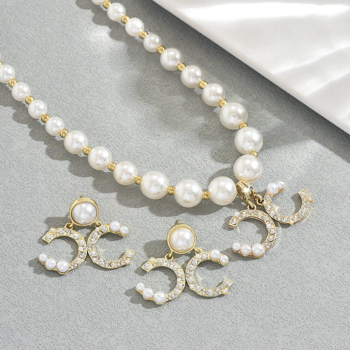 Elegant Women's Jewelry Set – Geometric C-Shape Pendant Necklace with Pearl Chain and Matching Earrings