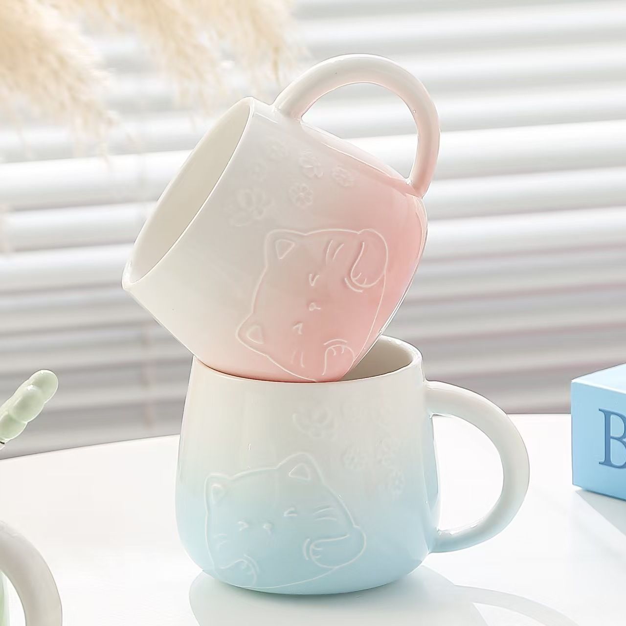 Green Gradient Cat Ceramic Mug with Lid and Spoon - 400ml Porcelain Coffee Cup - Adorable 3D Cat Design, Pastel Colour, Gift Box Included - Ideal for Home, Office, or as a Present for Women and Cat Lovers